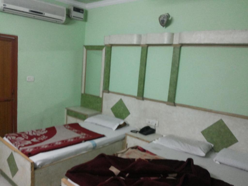 Hotel Neha Inn Yeni Delhi Oda fotoğraf